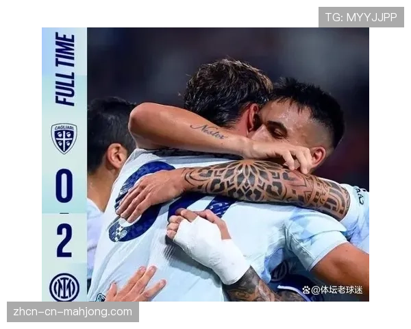 特写镜头:夺冠在即,国米队长劳塔罗亲吻队徽并向北看台致意。 特写镜头:夺冠在即,国米队长劳塔罗亲吻队徽并向北看台致意。